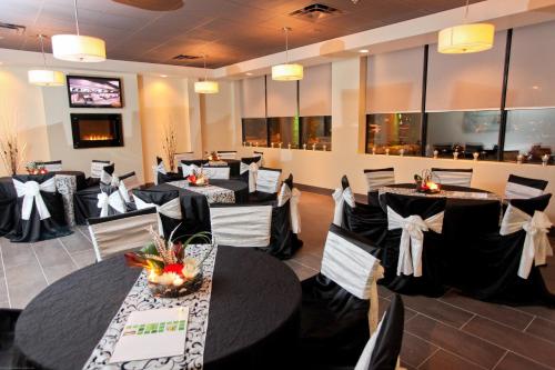Holiday Inn Windsor Ambassador Bridge By IHG - 레스토랑