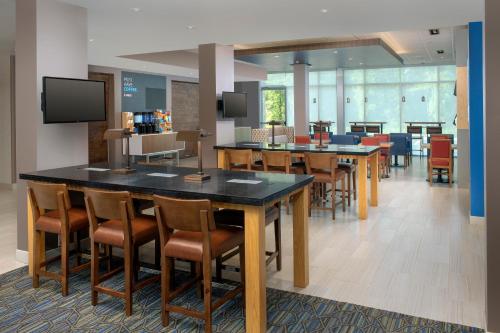 Holiday Inn Express & Suites - North Brunswick, an IHG Hotel