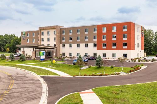 . Holiday Inn Express & Suites - Elkhart North, an IHG Hotel