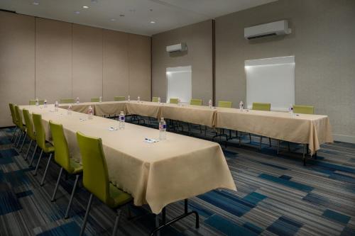 Holiday Inn Express Lawrence By IHG - 회의실/연회장