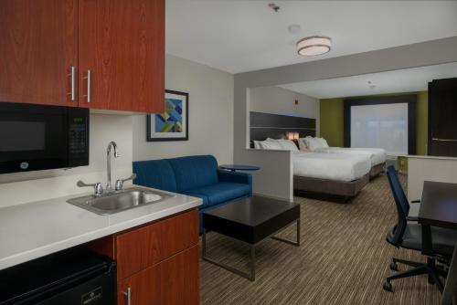 2 queen beds, 1 sofa bed