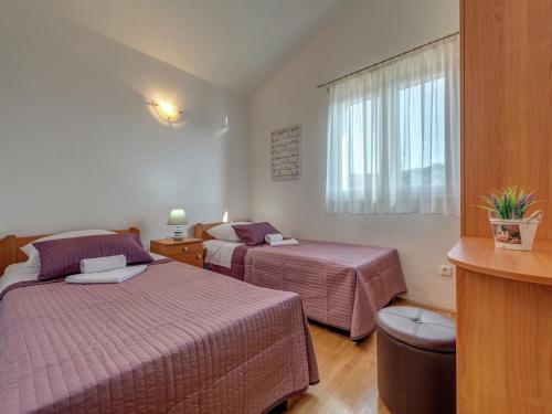 House Mirna a holiday house near Trogir jacuzzi - image 9