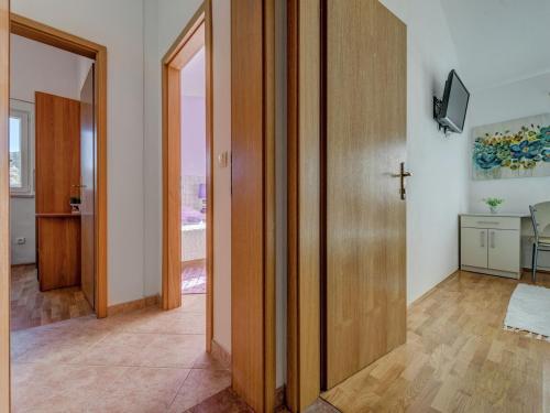 House Mirna a holiday house near Trogir jacuzzi - image 12