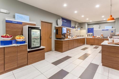 Food and beverages, Holiday Inn Express Hotel & Suites Shiloh/O'Fallon By IHG in Shiloh (IL)