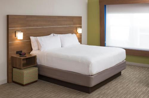 1 king bed, 1 sofa bed