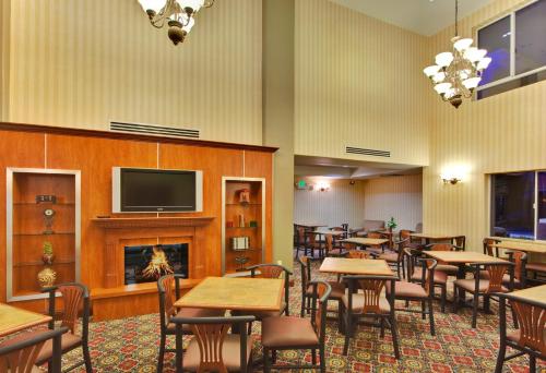 Food and beverages, Holiday Inn Express Hotel & Suites Ontario Airport-Mills Mall in Rancho Cucamonga (CA)