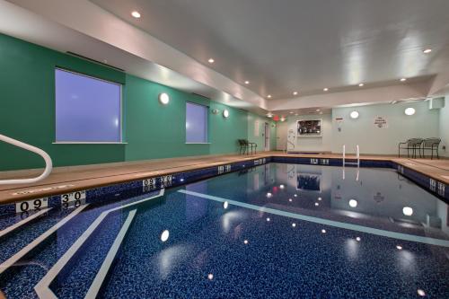 Holiday Inn Express & Suites Carlisle By IHG - 수영장