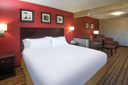 Holiday Inn Express Hotel & Suites Wauseon