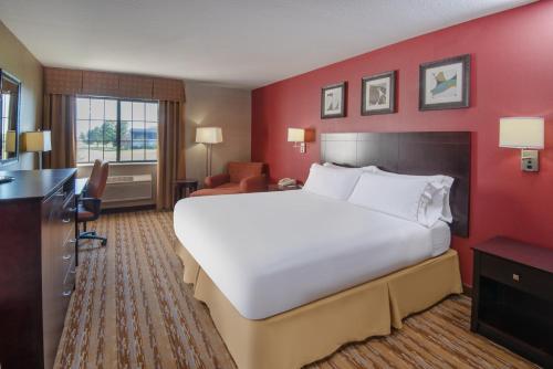 Holiday Inn Express Hotel & Suites Wauseon