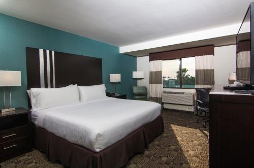 Holiday Inn Express Hotel & Suites Carlsbad Beach, an IHG Hotel