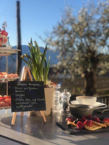 Haus Gregori Modern & Central Stay in Vineyard with Rooftop & Served Breakfast 3