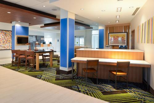 Holiday Inn Express & Suites - Ottumwa, an IHG Hotel