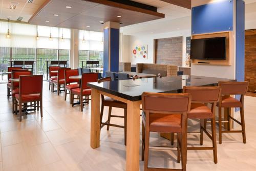 Holiday Inn Express & Suites - Ottumwa, an IHG Hotel