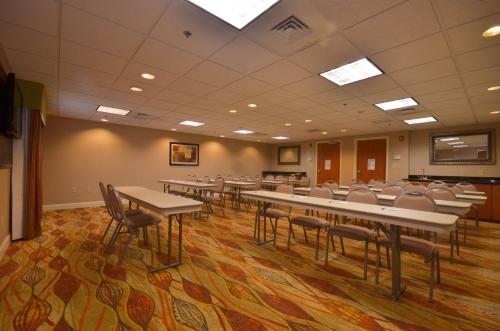 Holiday Inn Express & Suites Pine Bluff/Pines Mall, an IHG Hotel