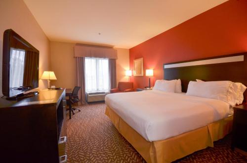 Holiday Inn Express & Suites Pine Bluff/Pines Mall, an IHG Hotel