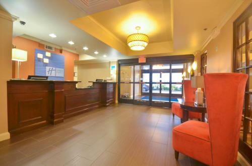 Holiday Inn Express & Suites Pine Bluff/Pines Mall