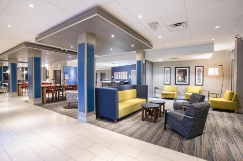 Holiday Inn Express & Suites - Denver NE - Brighton