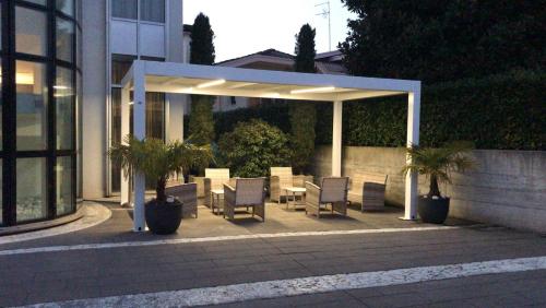 Hotel In - Lounge Room - image 2