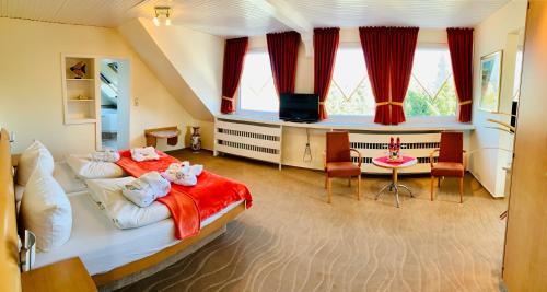 1 queen bed, 1 sofa bed