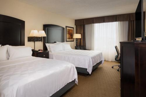 Holiday Inn and Suites Charleston West an IHG Hotel - image 2