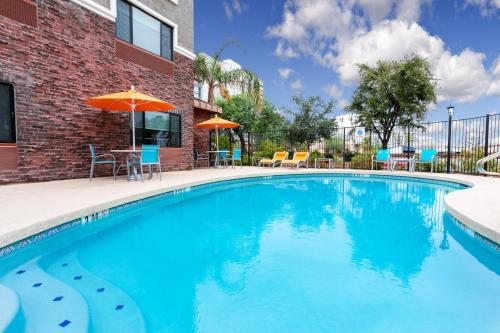 Holiday Inn Express and Suites Phoenix Tempe - University an IHG Hotel - image 5