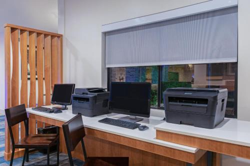 Holiday Inn Express and Suites Phoenix Tempe - University an IHG Hotel - image 6
