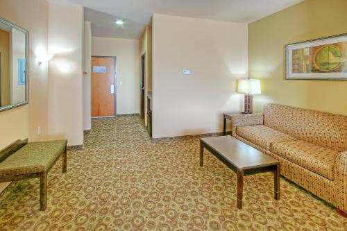 Holiday Inn Express & Suites Pecos, an IHG Hotel