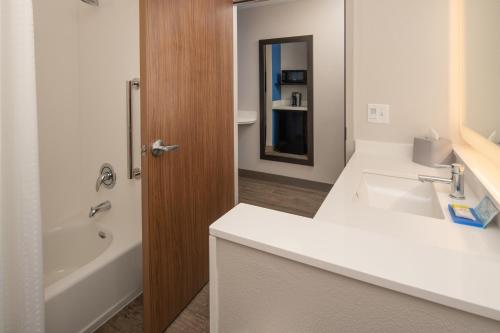Holiday Inn Express & Suites - Camas an IHG Hotel - image 6