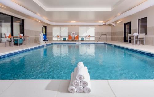 Swimming pool, Holiday Inn Express & Suites East Peoria - Riverfront in East Peoria (IL)