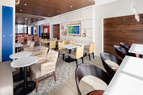 Food and beverages, Holiday Inn Express & Suites East Peoria - Riverfront in East Peoria (IL)