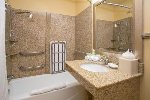 Queen Suite with Bath Tub - Hearing Accessible