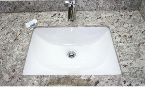 Super 7 Inn - image 2