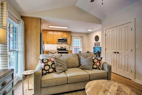 Newly Remodeled Apartment on Main Street in Saluda in Saluda, USA