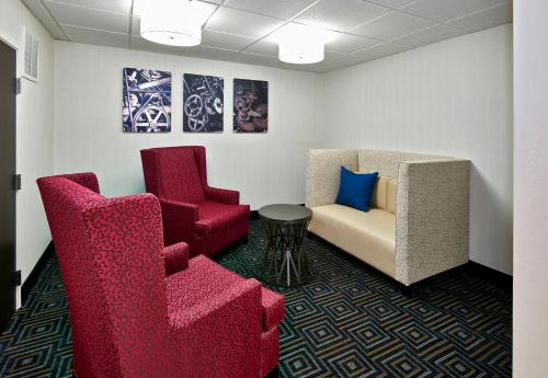 Holiday Inn Express & Suites Birmingham South - Pelham an IHG Hotel - image 2