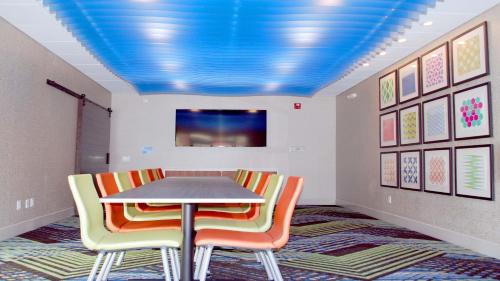 Holiday Inn Express & Suites White Hall an IHG Hotel - image 2