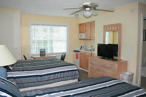 B&B Calabash - 27 Holes of Golf Surrounds the Home 101L - Bed and Breakfast Calabash