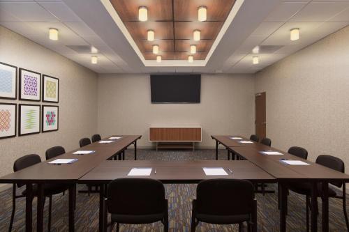 Holiday Inn Express & Suites - Portland Airport - Cascade Stn an IHG Hotel - image 2
