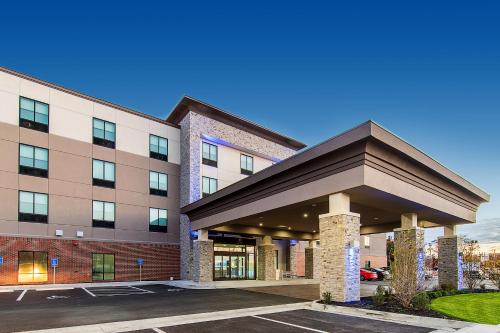 Holiday Inn Express & Suites - Atchison, an IHG Hotel