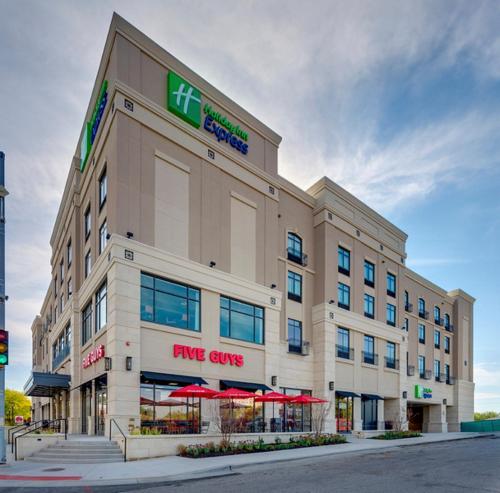 Holiday Inn Express & Suites - Kansas City KU Medical Center, an IHG Hotel