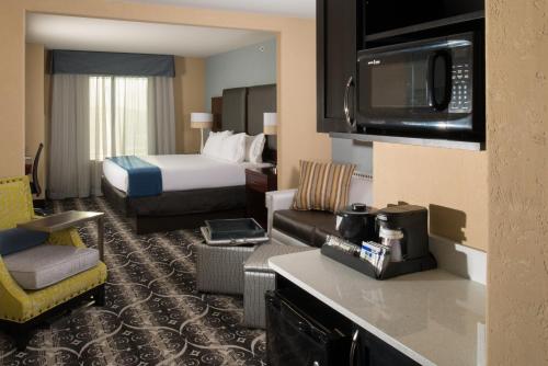 Holiday Inn Express & Suites Kansas City Airport an IHG Hotel - image 11