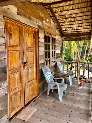 Beachfront Hut Upstairs Astra - Beach Shack Chalet