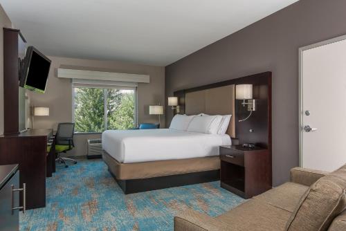 Holiday Inn Express and Suites Norwood Boston Area