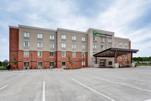Holiday Inn Express & Suites Manhattan an IHG Hotel
