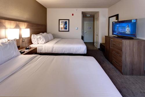 2 queen beds