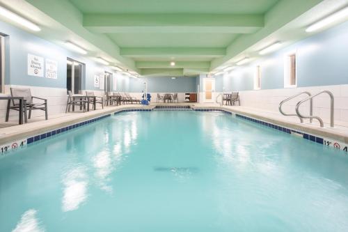 游泳池, 曼哈頓智選假日套房酒店 (Holiday Inn Express & Suites Manhattan) in 曼哈頓 (KS)
