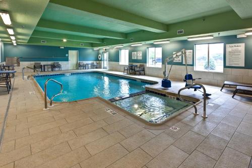 Swimming pool, Holiday Inn Express & Suites Manhattan in Manhattan (KS)