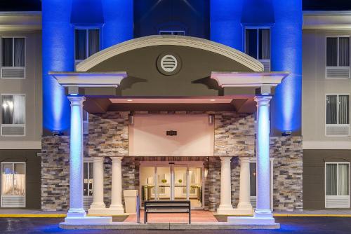 Holiday Inn Express & Suites Philadelphia - Mt Laurel, an IHG Hotel