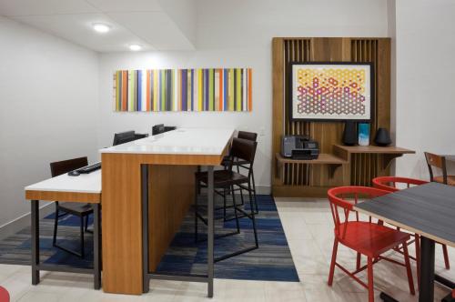 Holiday Inn Express Hotel & Suites Minneapolis-Golden Valley, an IHG Hotel