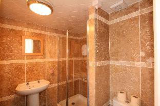 Central Studios Gloucester Road by RoomsBooked - image 11