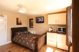 Central Studios Gloucester Road by RoomsBooked - image 12